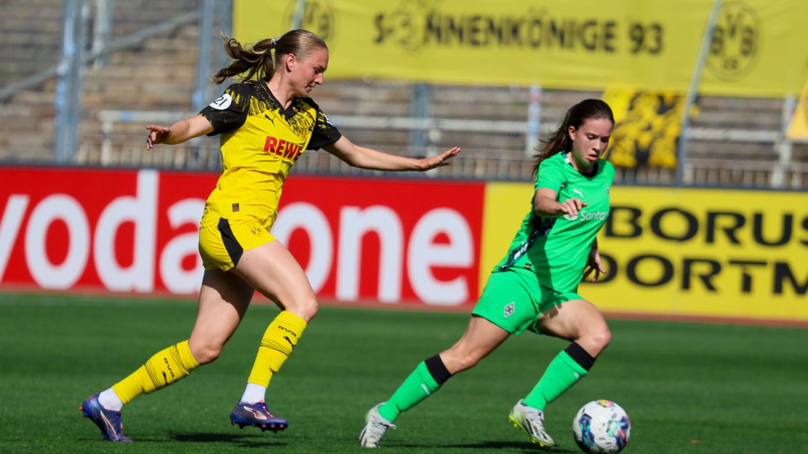 Annika Enderle (links) brachte die BVB-Frauen beim 4:1 in Mönchengladbach schon in der Anfangsphase auf die Siegerstraße.