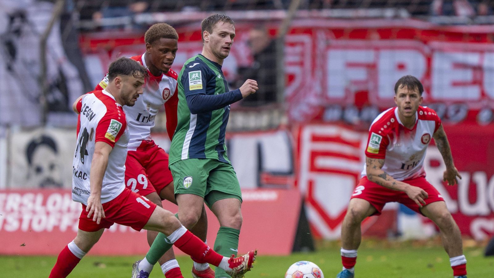 Gleich gegen drei Siegener Gegenspieler behauptet der Gütersloher Jan-Lukas Liehr den Ball. Am Ende siegte der FCG 3:2.