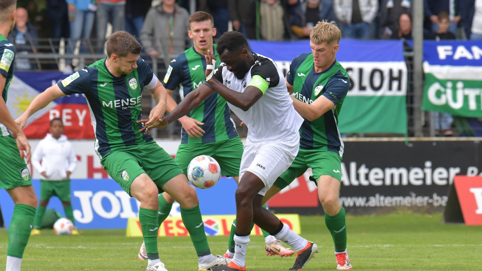Güterslohs Kapitän Björn Rother (links), hier im Duell mit Rödinghausens Spielführer Paterson Chato, traf einen Tag nach seiner Vertragsverlängerung zur 1:0-Führung für den FCG.