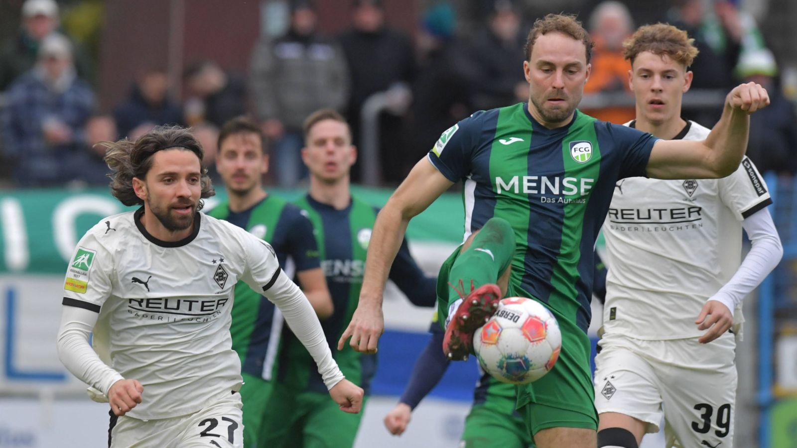Spitzenreiter FC Gütersloh - hier Angreifer Julius Langfeld (dunkles Trikot) - gewann in der letzten Saison beide Duell mit Gladbachs U 23.