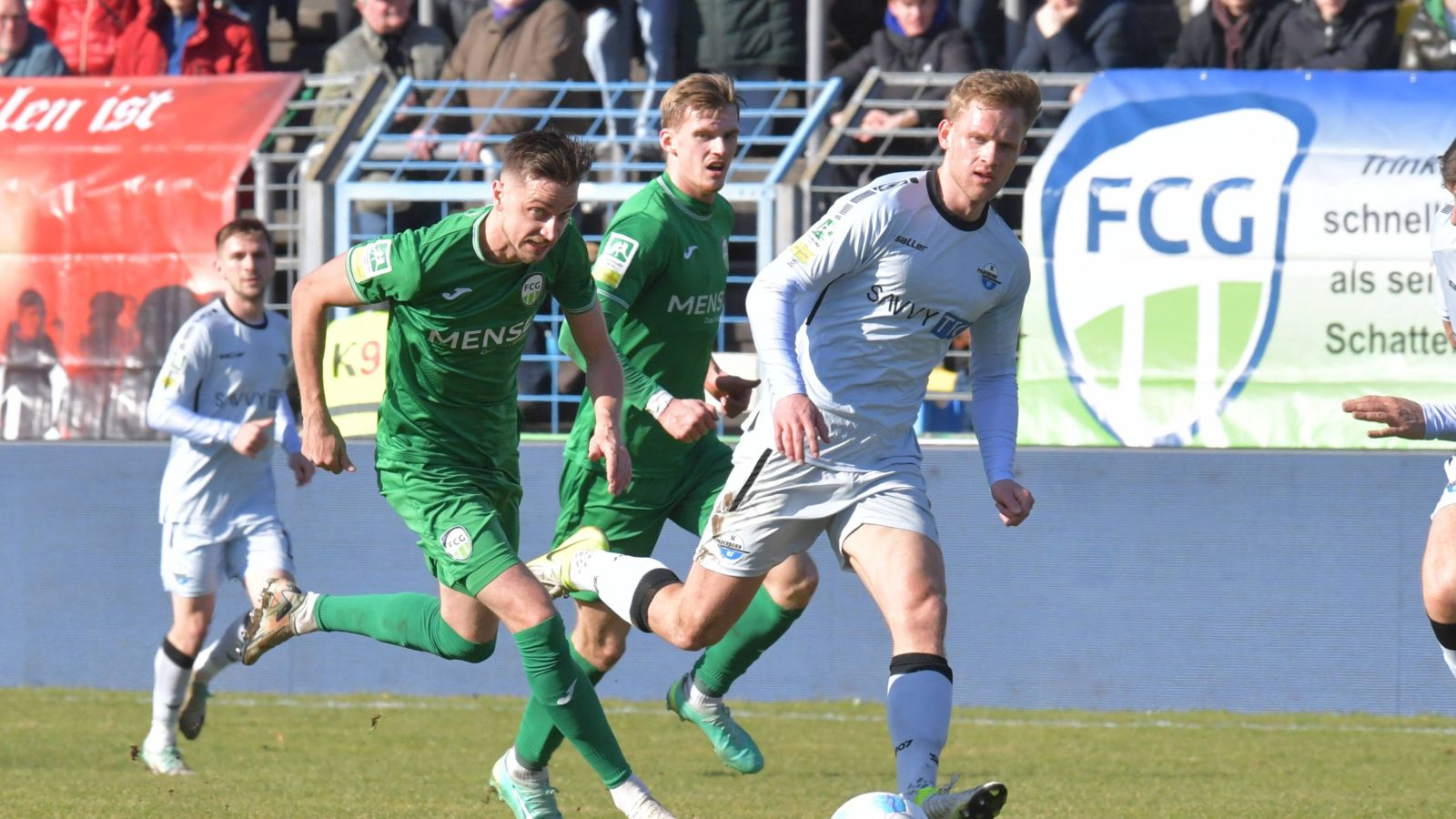 Tim Böhmer (rechts) von der zweiten Mannschaft des SC Paderborn 07 im Duell mit Patrik Twardzik vom FC Gütersloh.