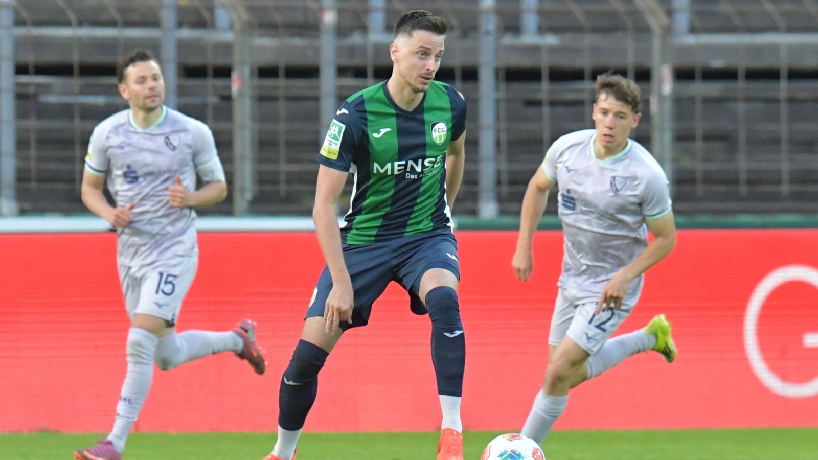 Gute Erinnerungen hat der FC Gütersloh - hier Torjäger Patrik Twardzik (auf dem Foto in der Mitte) - an den jüngsten 6:0-Heimsieg gegen die zweite Mannschaft des VfL Bochum.