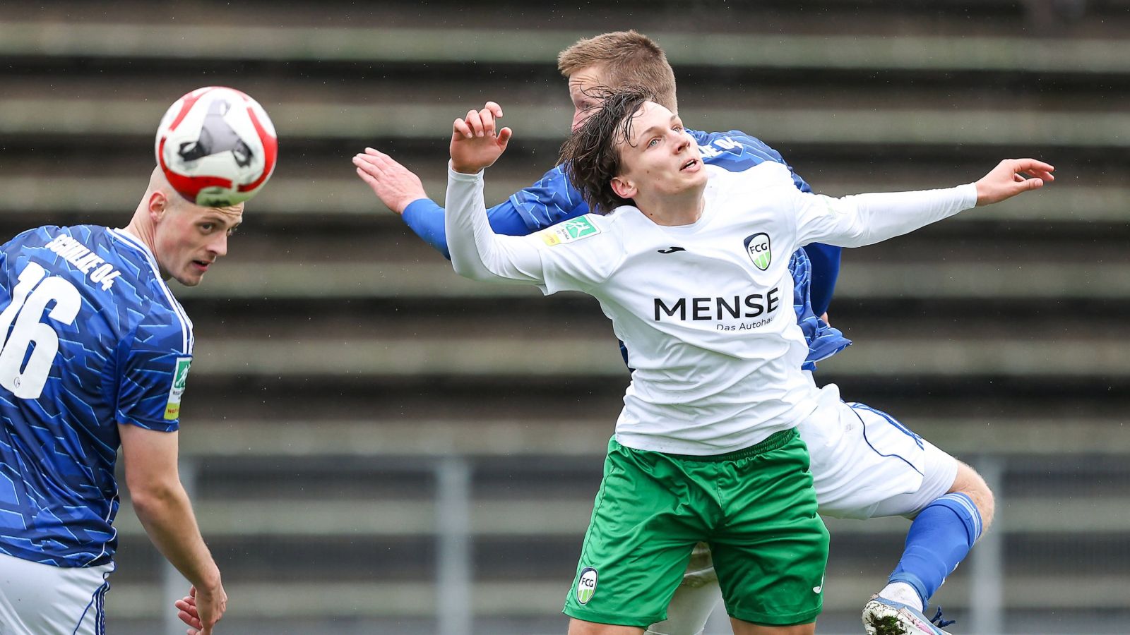 Packende Zweikämpfe lieferten sich die U 23 des FC Schalke 04 (blaue Trikots) und der FC Gütersloh. Die Knappen gewannen 3:0.