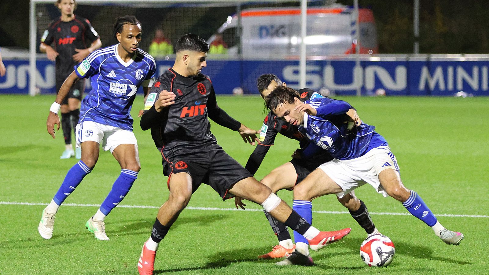 Keine Tore, aber viele intensive Duelle gab es beim 0:0 im Hinspiel zwischen der U 23 des FC Schalke 04 und Fortuna Köln.