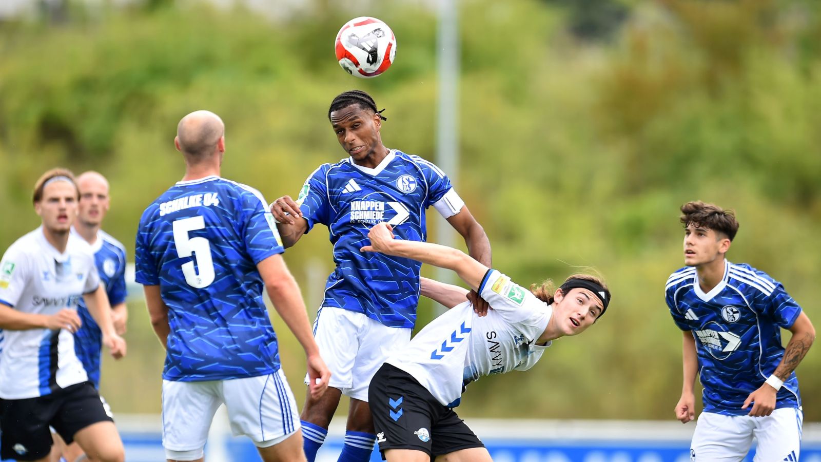 Mit seinem 14. Saisontreffer sicherte Kapitän Yassin Ben Bella (hier beim Kopfball) der U 23 des FC Schalke 04 das 1:1 in Paderborn.