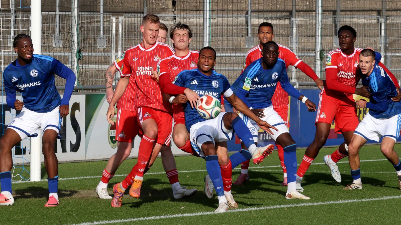 Beim 3:1 der zweiten Mannschaft des 1. FC Köln (rote Trikots) bei der U 23 des FC Schalke 04 wurde verbissen um jeden Ball gekämpft.