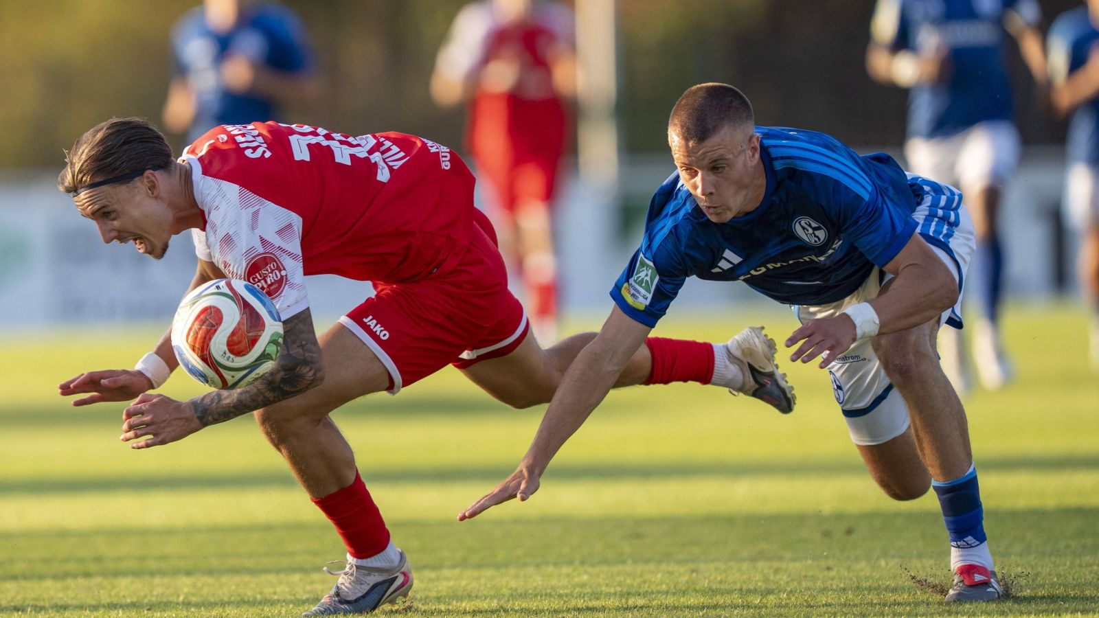Packende Zweikämpfe liefertenm sich Siegens Dustin Willms (links) und der Schalker Max Grüger beim 2:0-Erfolg der Knappen.