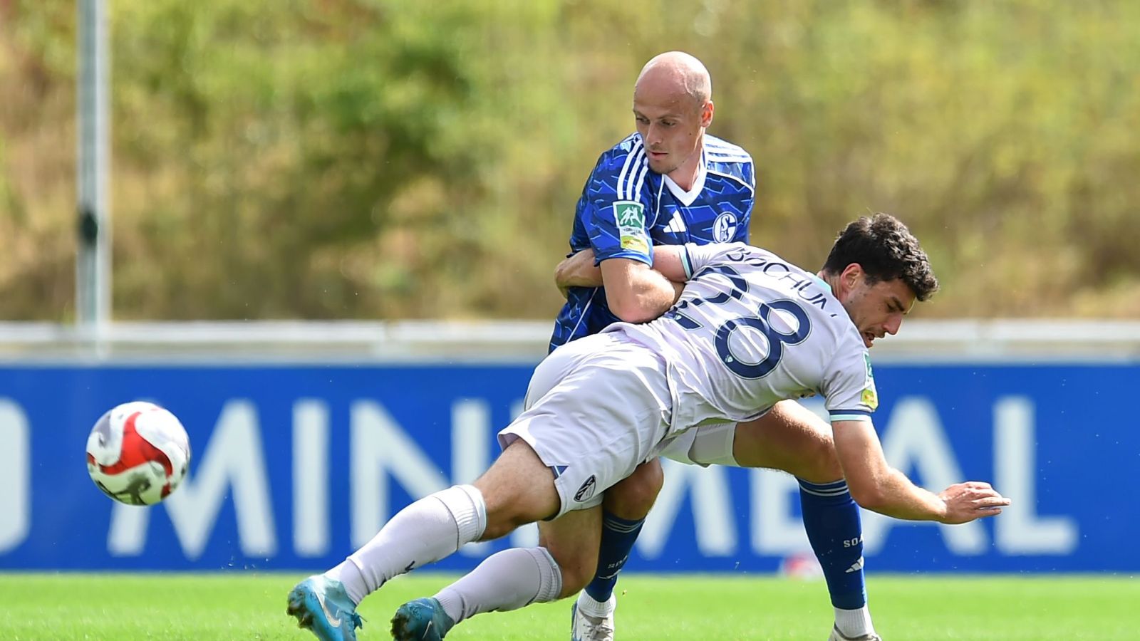 Packende Zweikämpfe lieferten sich der Schalker Tim-Justin Dietrich und Luis Hartwig vom VfL Bochum beim 3:2-Derbysieg der Knappen.