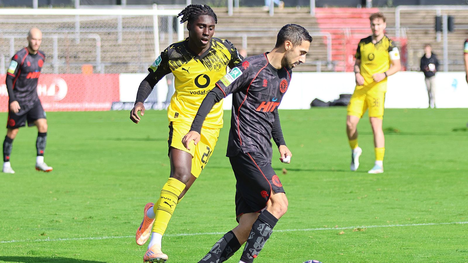 Fortuna Kölns Offensivspieler Rafael Garcia behauptet den Ball vor Ousmane Diallo von der U 23 des BVB.