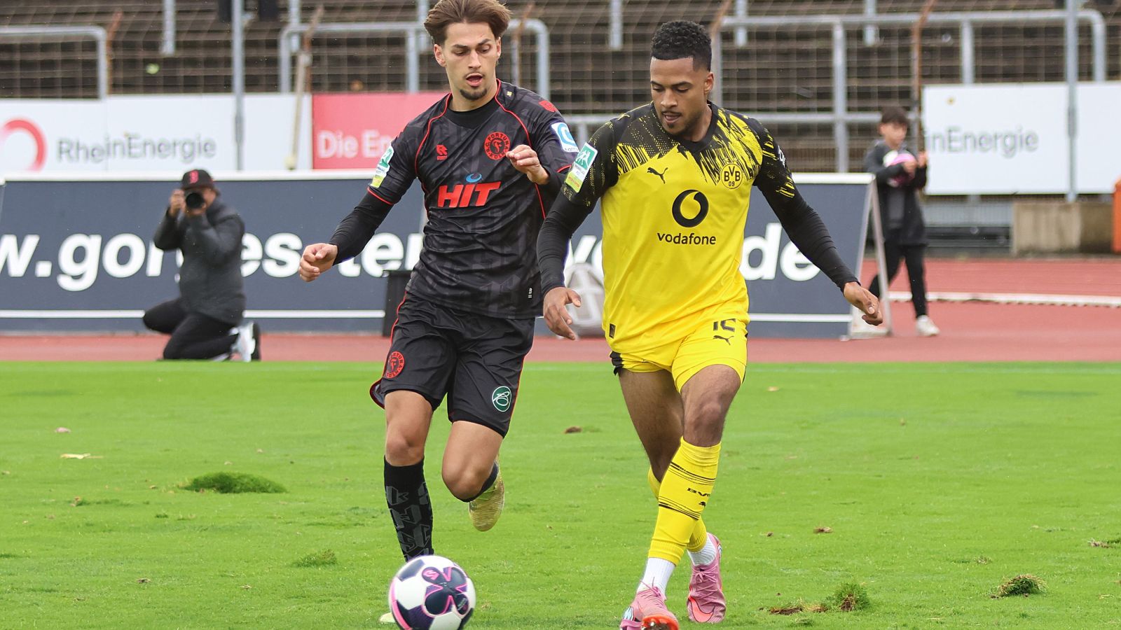 Beim 2:2 im Hinspiel gegen die U 23 von Borussia Dortmund holte Spitzenreiter Fortuna Köln (hier Luca Majetic/links - im Zweikampf mit BVB-Talent Almugera Kabar) einen 0:2-Rückstand auf