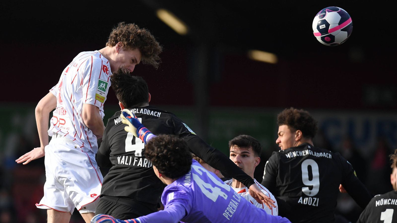 Per Kopfball brachte Seymour Fünger Spitzenreiter Fortuna Köln beim 2:1 gegen die U 23 von Borussia Mönchengladbach 1:0 in Führung.