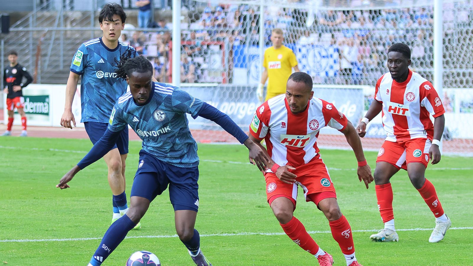 Im Top-Spiel stehen sich am Freitag ab 19.30 Uhr die U 23 des FC Schalke 04 und Fortuna Köln gegenüber und kämpfen um den Sprung an die Tabellenspitze. In der Vorsaison setzten sich die Kölne