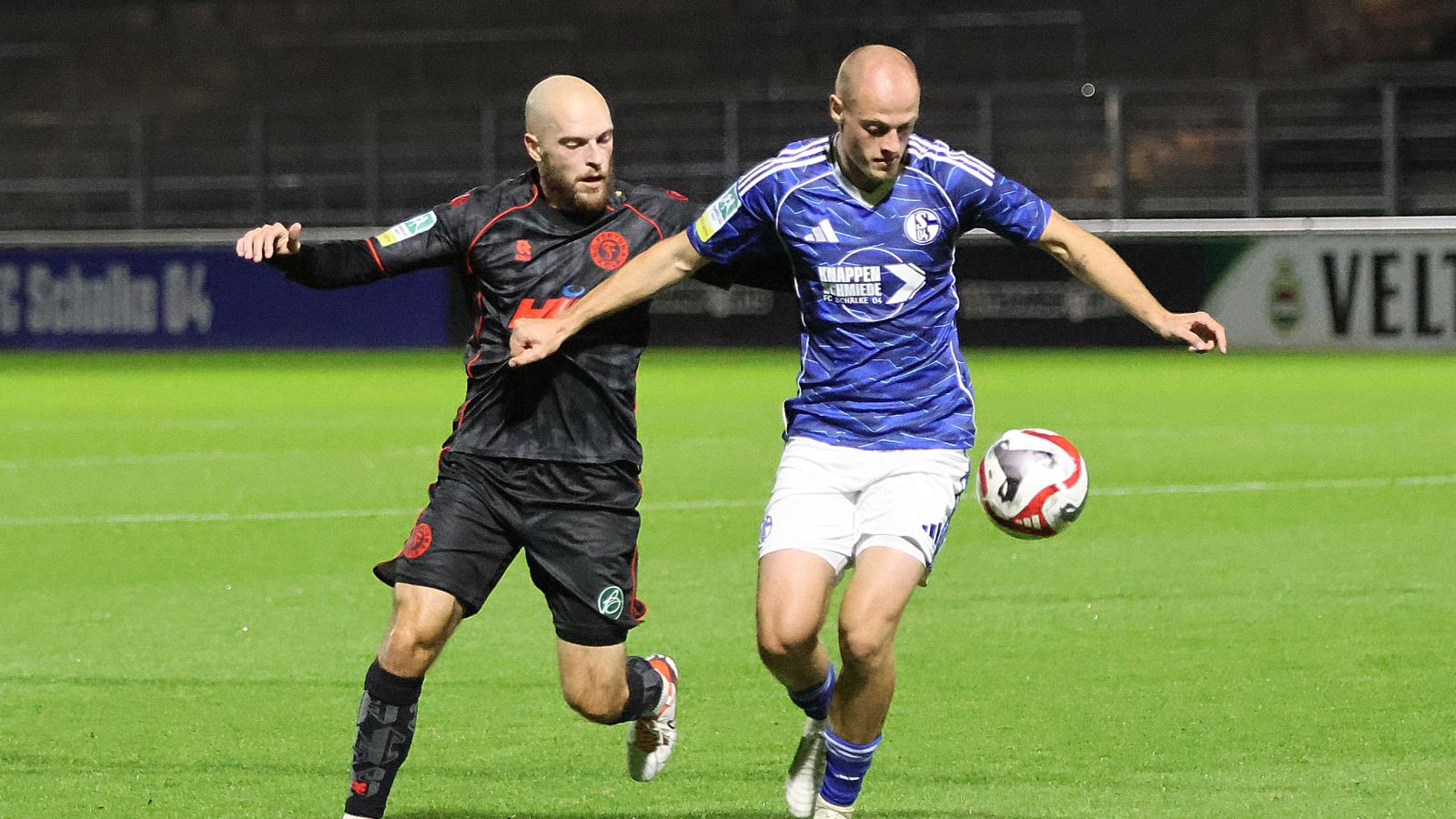 Tim Dietrich (rechts) von der U 23 des FC Schalke 04 und Adrian Stanilewicz (Fortuna Köln) liefern sich am Samstag ein Fernduell um die Herbstmeisterschaft. Auch Rot-Weiß Oberhausen hat noch 