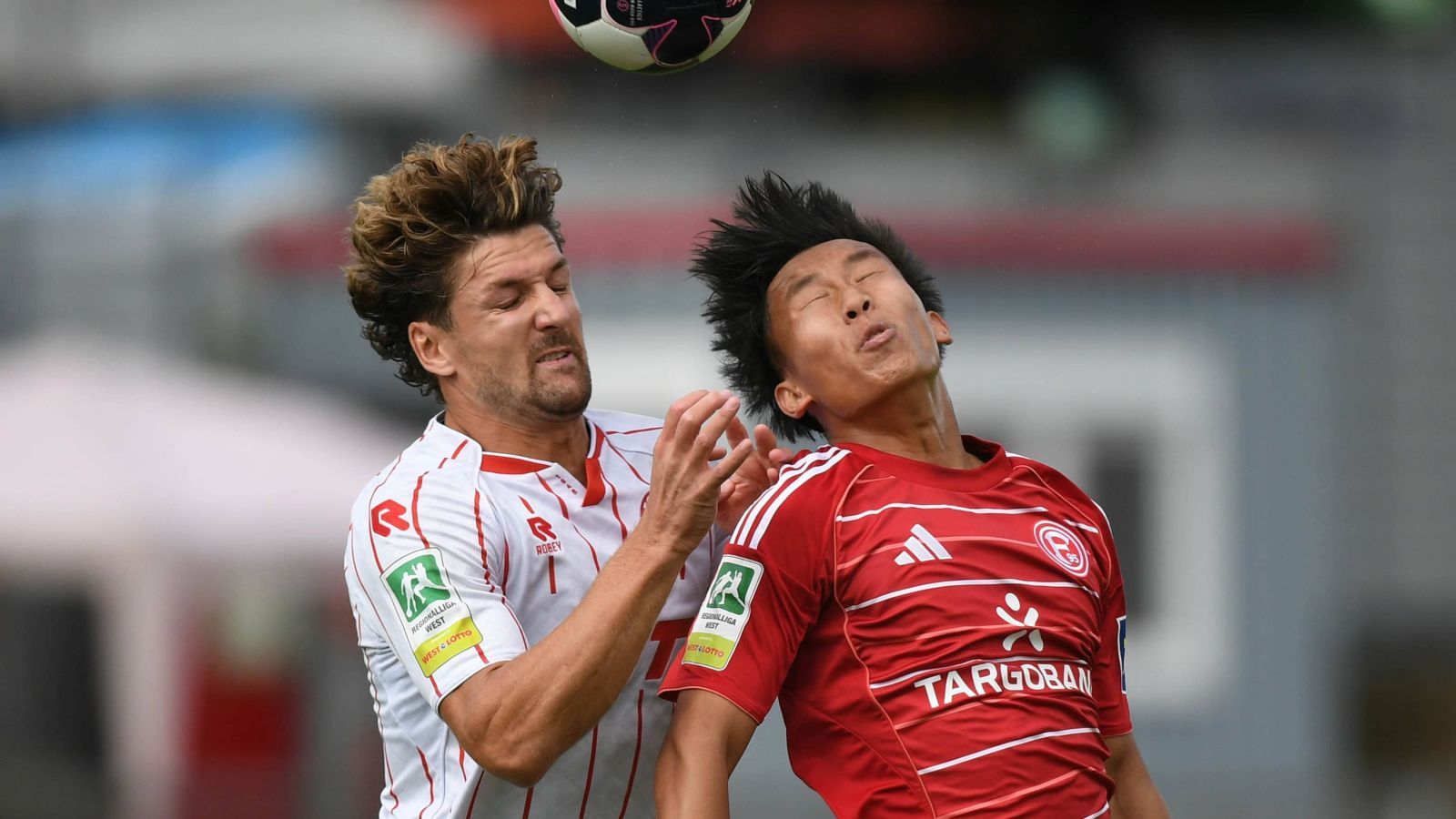 Packender Luftzweikampf zwischen Fortuna Kölns Angreifer Enzo Wirtz (links) und seinem Düsseldorfer Gegenspieler Thong Nhu Simon Vu.
