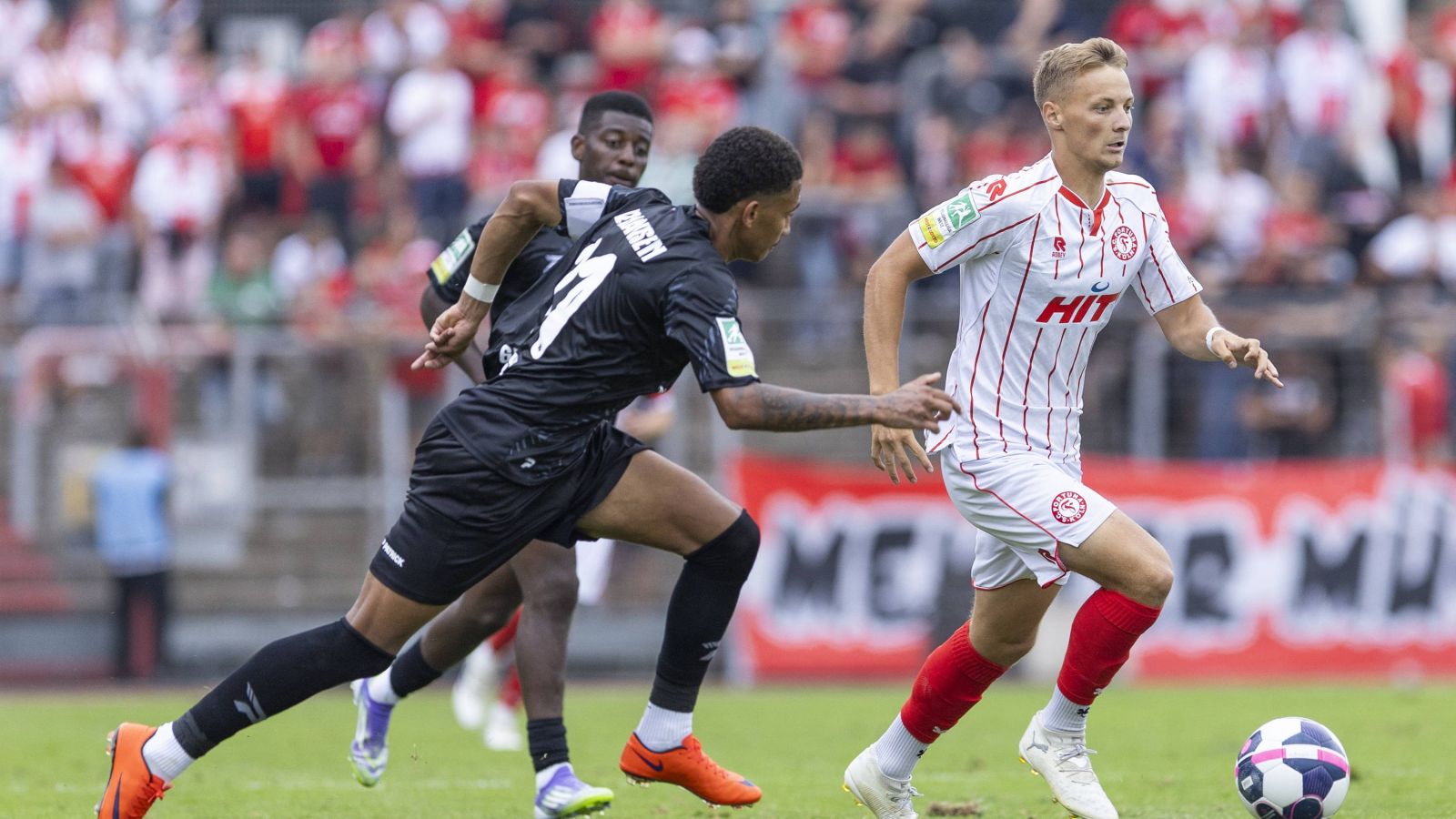Kevin Brechmann (rechts) und seine Teamkollegen von Fortuna Köln waren beim 5:1 im Hinspiel gegen Rot-Weiß Oberhausen oft einen Schritt schneller.
