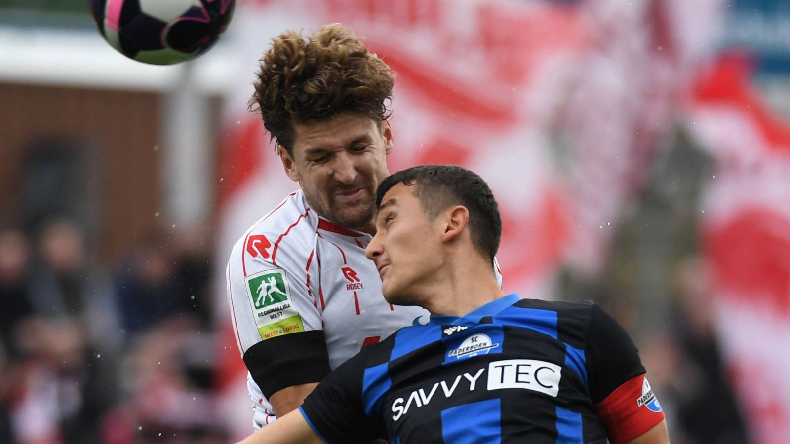 Packende Duelle - wie hier beim Kopfball - lieferten sich Fortuna Kölns Angreifer Enzo Wirtz (links) und Kapitän Kerem Yalcin von der zweiten Mannschaft des SC Paderborn 07 beim torlosen Unen