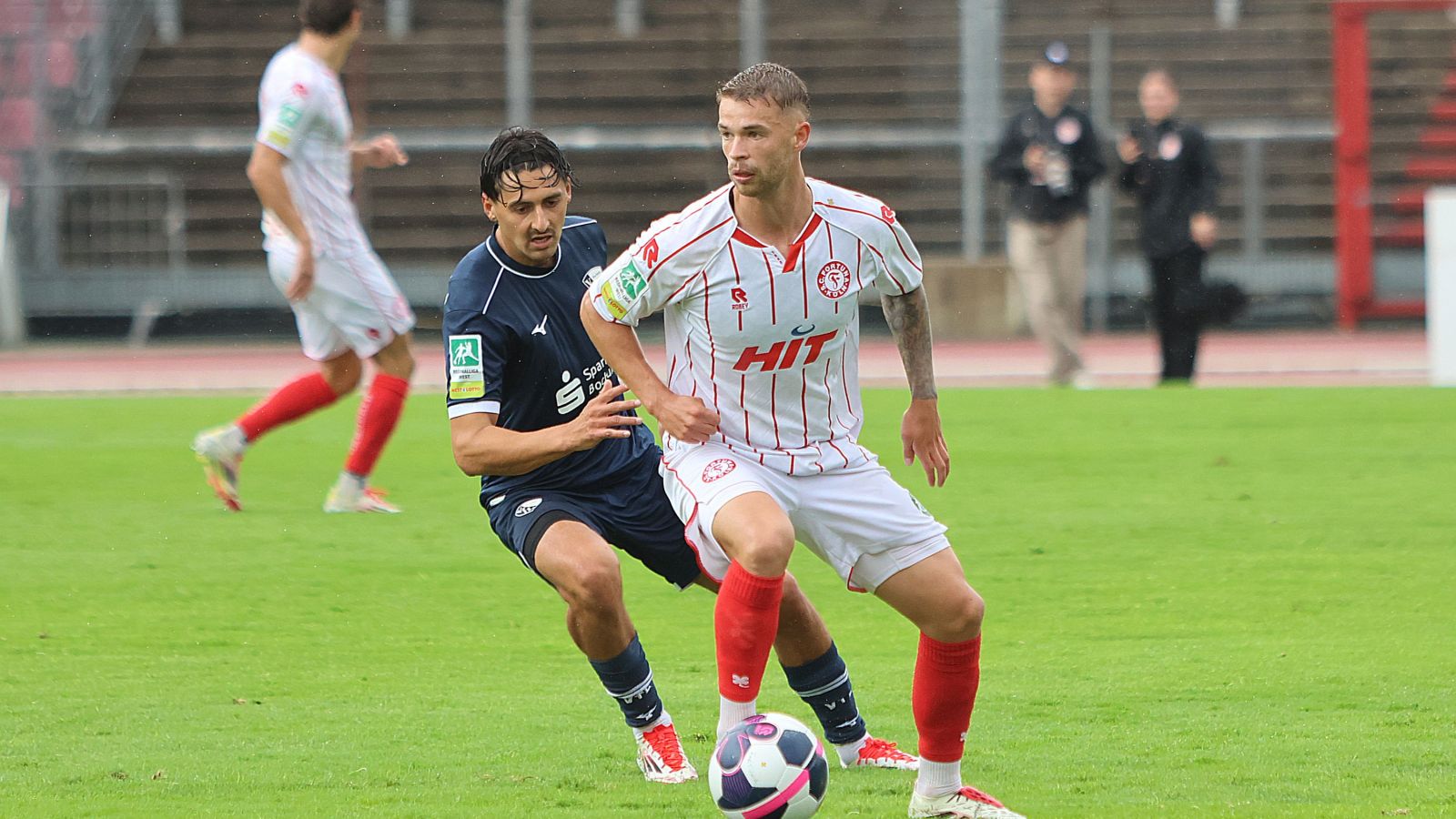Im Hinspiel musste sich Spitzenreiter Fortuna Köln (hier Tom Geerkens im Vordergrund) mit einem 0:0 gegen die zweite Mannschaft des VfL Bochum (hier Henri Matter) begnügen.
