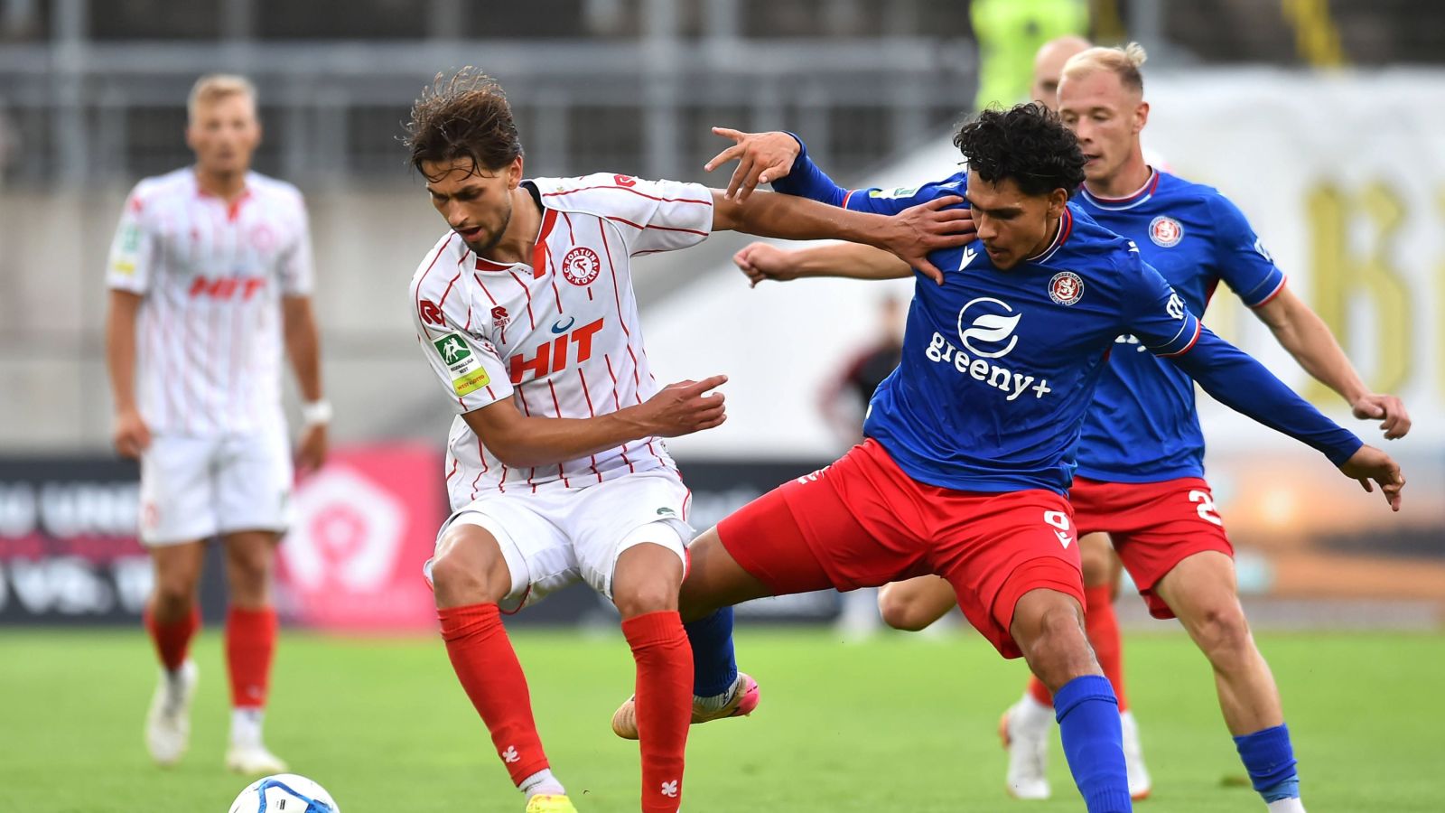 Im offiziellen Saisoneröffnungsspiel setzte sich Fortuna Köln (hier Luca Majetic, am Ball) beim Wuppertaler SV (hier Celal Aydogan) 2:0 durch.