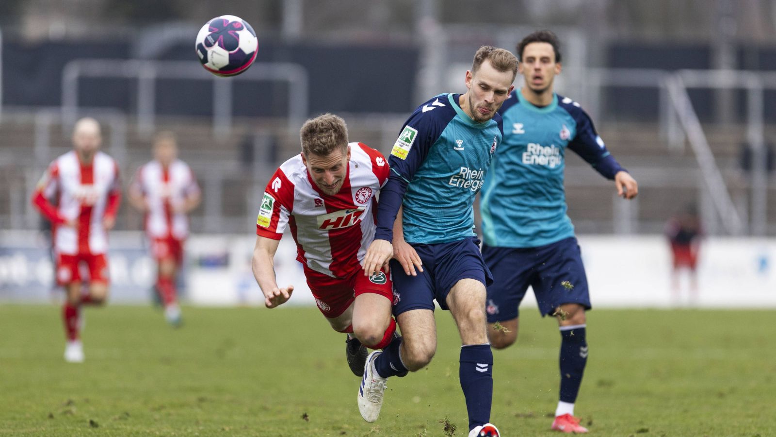 Intensive Zweikämpfe - wie in dieser Szene zwischen Dominik Ernst (links) und Georg Strauch - wird es auch diesmal im Derby zwischen Fortuna Köln und der zweiten Mannschaft des FC geben. Stra