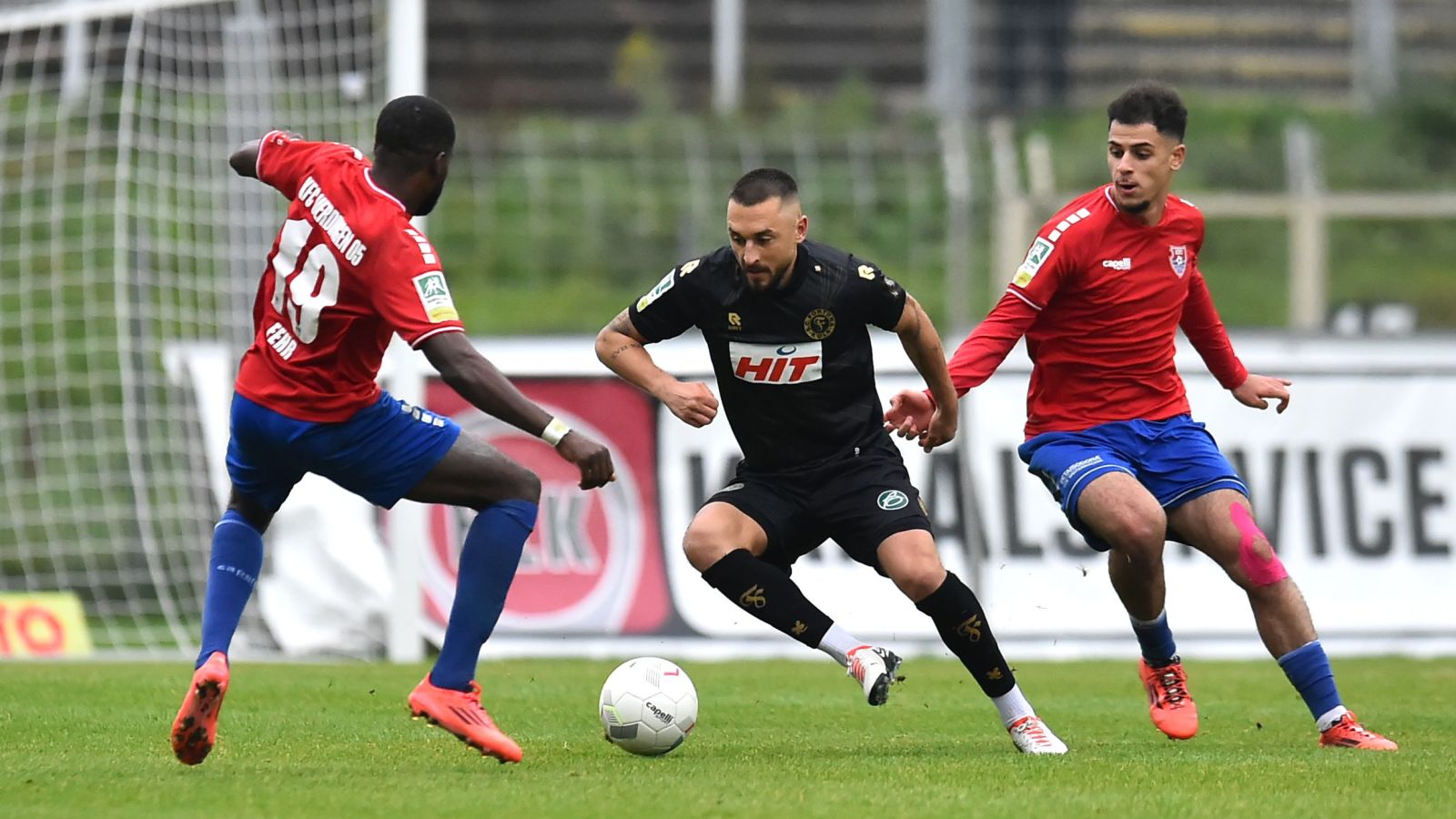 Stipe Batarilo-Cerdic von Fortuna Köln setzt sich im Dribbling gegen die beiden Uerdinger Jeff-Denis Fehr und Adam Tolba durch.