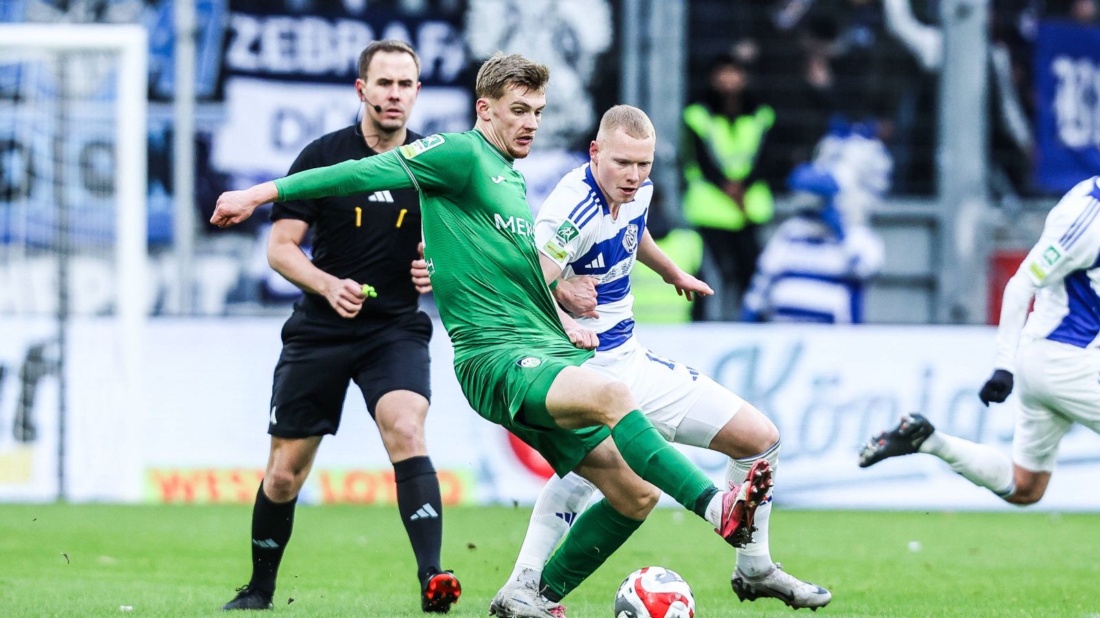 Leon Müller vom MSV Duisburg im Zweikampf mit seinem Gegenspieler vom FC Gütersloh.