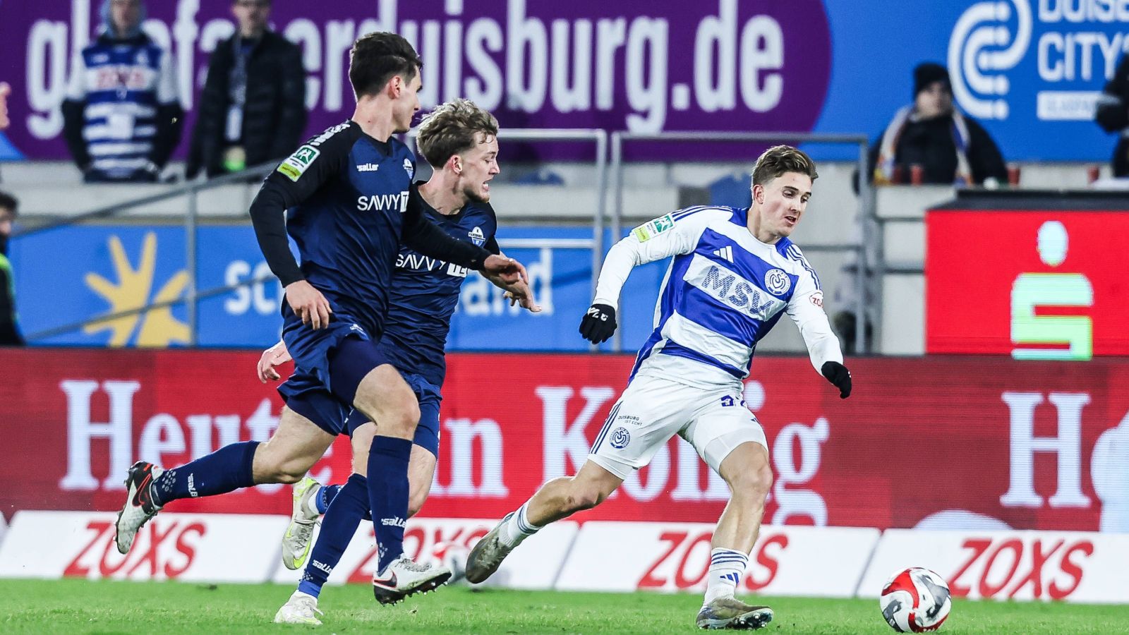 Patrick Sussek (rechts) vom MSV Duisburg behauptet den Ball gegen zwei Paderborner Gegenspieler.