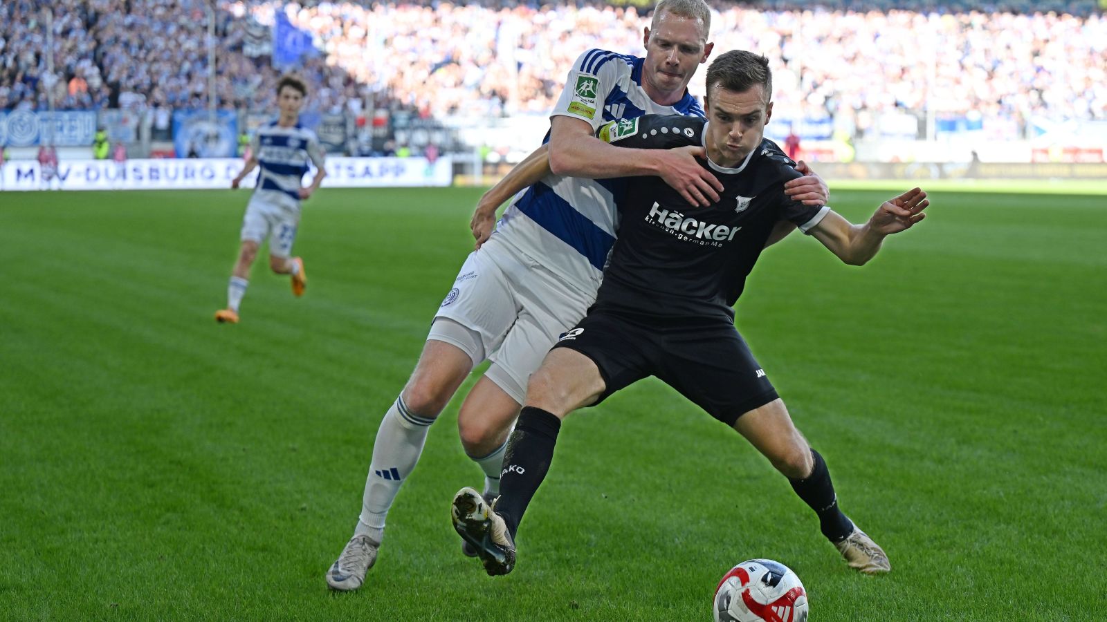 Leon Müller vom MSV Duisburg im Zweikampf mit seinem Gegenspieler vom SV Rödinghausen.