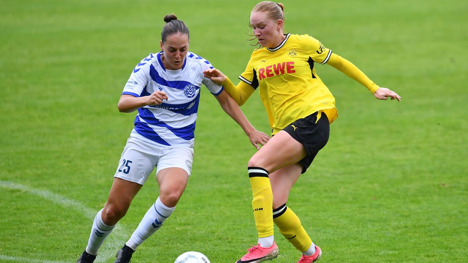Selina Grabbe (links) vom MSV Duisburg und BVB-Spielerin Ronja Leubner lieferten sich im Revierderby packende Zweikämpfe.