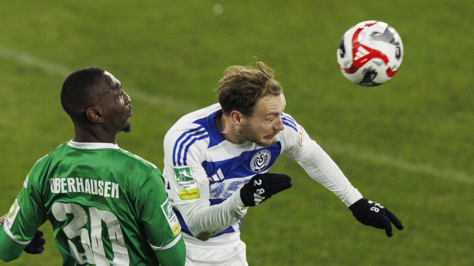 Florian Egerer vom MSV Duisburg ist mit dem Kopf eher am Ball als Rot-Weiß Oberhausens Torjäger Tarsis Bonga.