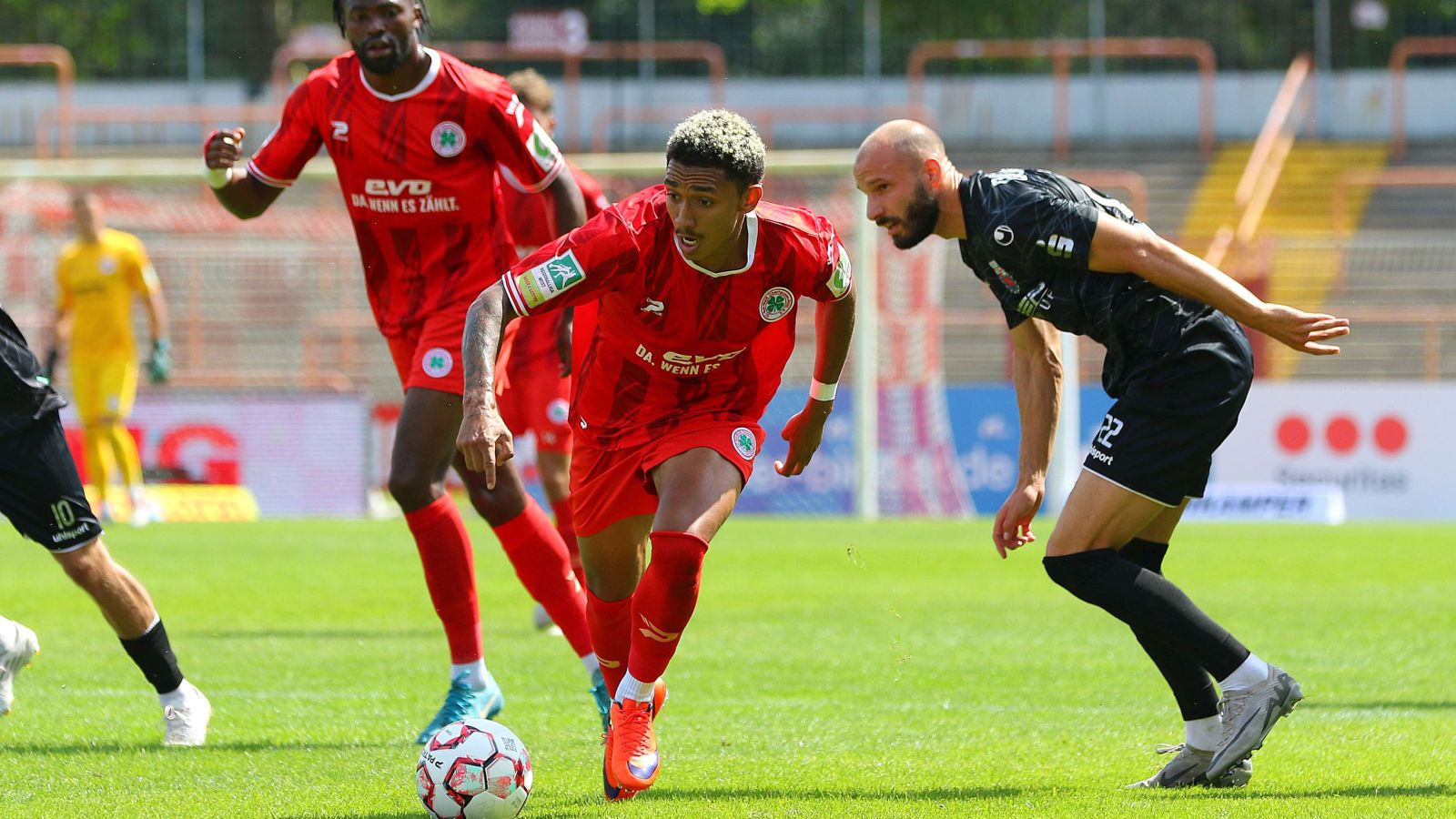 Der Tabellenzweite Rot-Weiß Oberhausen, hier Eric Gueye (am Ball), kam im Hinspiel gegen den Bonner SC zu einem 3:1-Heimsieg.