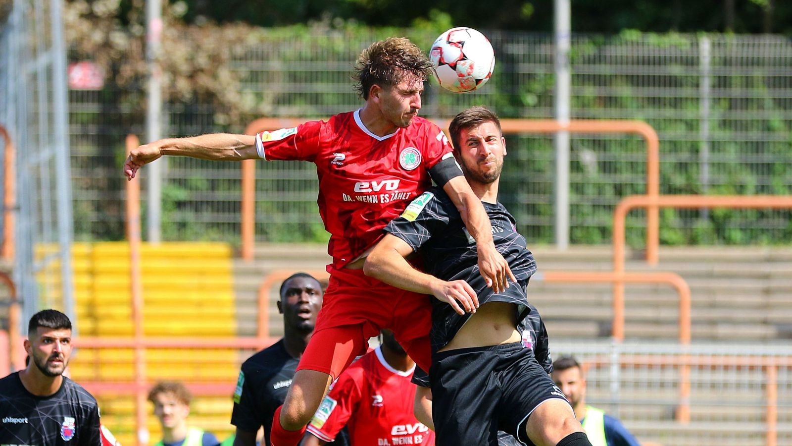 Packende Duelle lieferten sich Rot-Weiß Oberhausens Kapitän Nico Klaß (beim Kopfball) und der Bonner Petar Lela (dunkles Trikot) schon in der Vorsaison. Nun trifft der BSC zur Saisoneröffnung