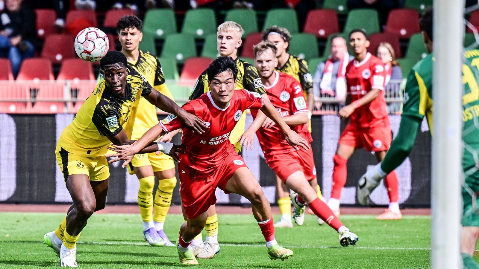 Ein spannendes Duell mit vielen Zweikämpfen lieferten sich Rot-Weiß Oberhausen und die U 23 von Borussia Dortmund schon im Hinspiel, das RWO 2:1 für sich entscheiden konnte. Am Sonntag hat de