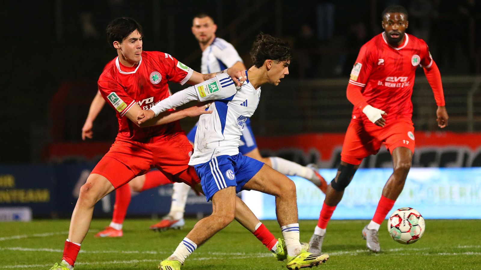 Oberhausens Drew Murray (links) lieferte sich packende Duelle mit dem Schalker Torschützen Bojan Potnar. Am Ende stand es 2:2.