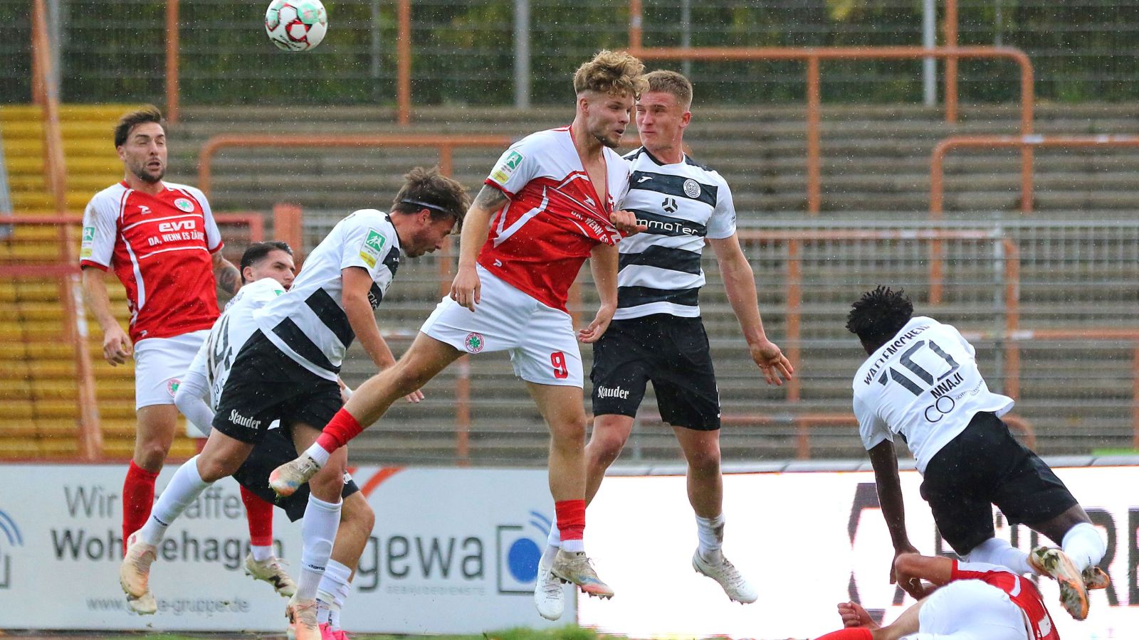 Rot-Weiß Oberhausens Torjäger Timur Kesim (in der Mitte) steuerte zwei Treffer zum 3:0 gegen die SG Wattenscheid 09 bei.