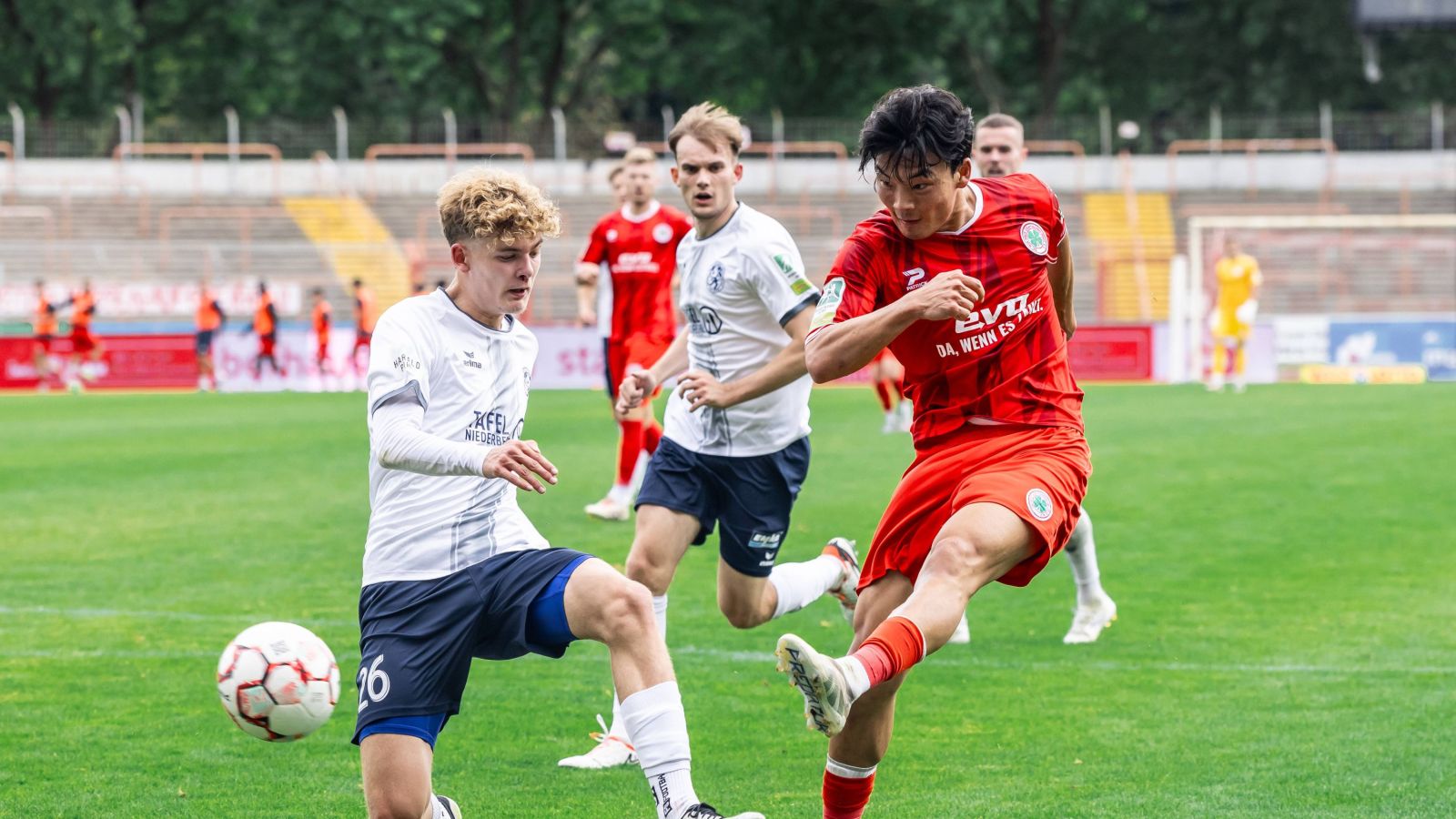 Die Spieler von Rot-Weiß Oberhausen - hier Seok-Ju Hong (rechts) beim Abschluss - konnte beim 0:0 gegen Aufsteiger SSVg Velbert zahlreiche gute Tormöglichkeiten nicht nutzen.
