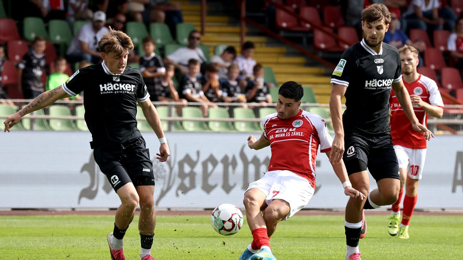 Zwei Abwehrspieler des SV Rödinghausen können Oberhausens Arda Süne (mitte) in dieser Szene nicht am Torschuss hindern.