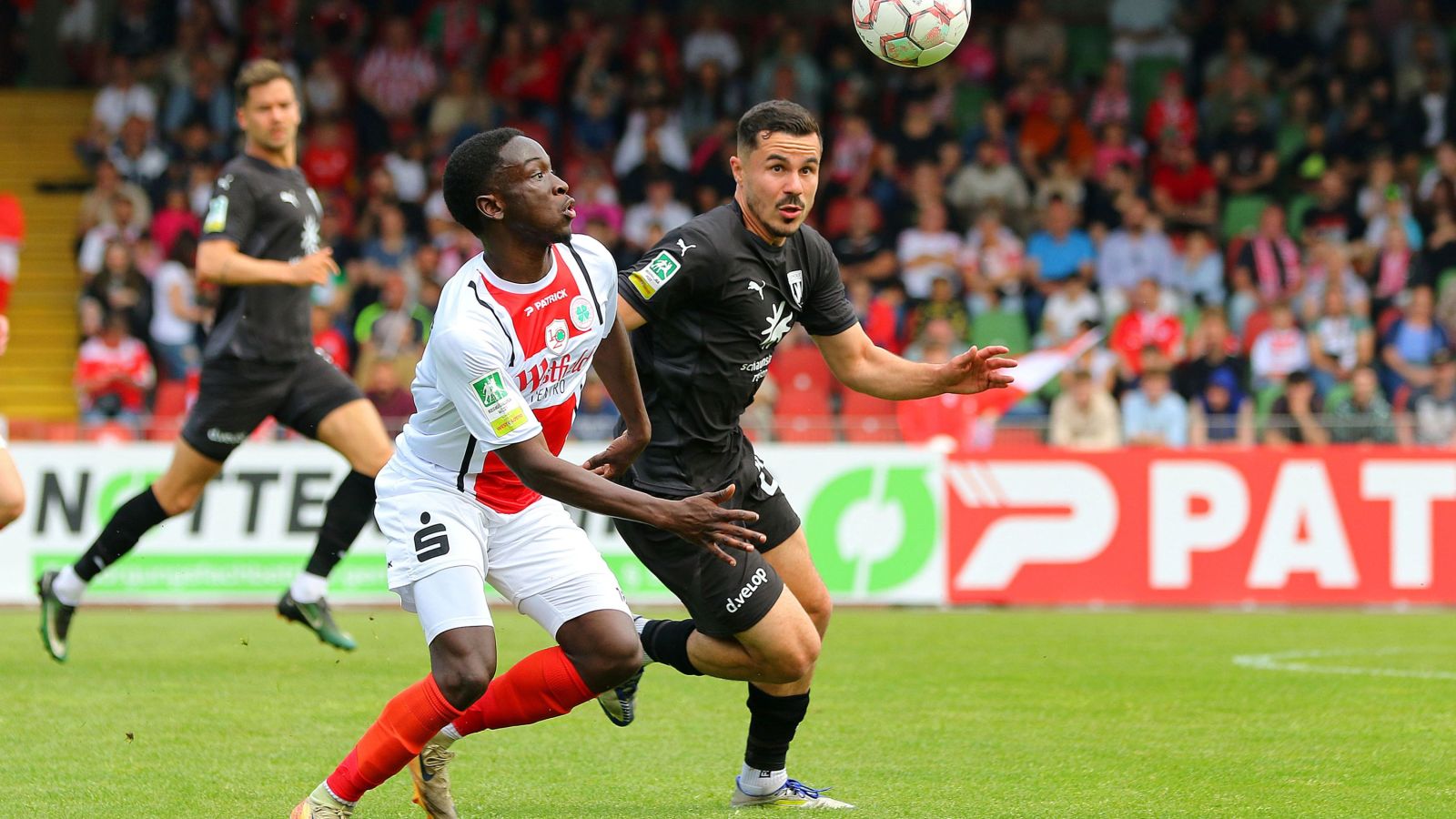 Packende Zweikämpfe lieferten sich Denis Donkor von Rot-Weiß Oberhausen und Marvin Lorch (rechts) vom 1. FC Bocholt.