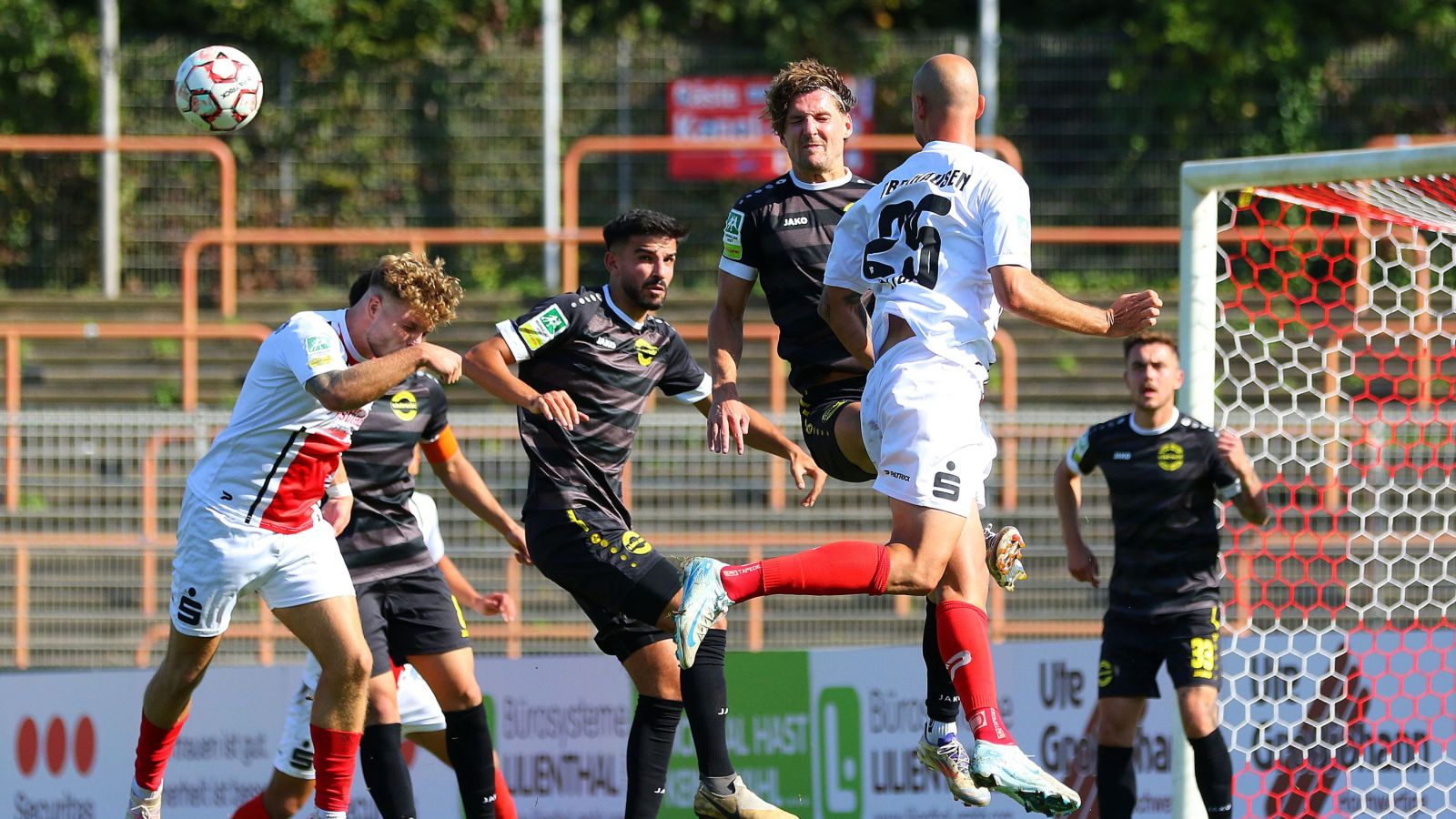 Die beiden Oberhausener Timur Kesim und Tanju Öztürk im Kopfballduell mit drei Spielern des SV Eintracht Hohkeppel.