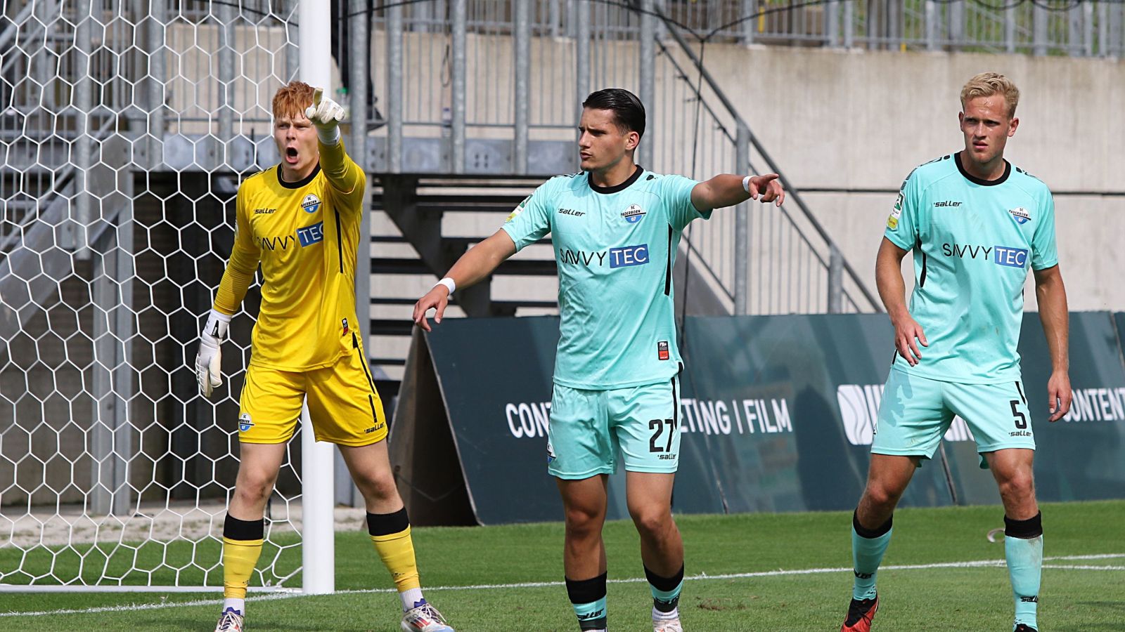 Medin Kojic (auf dem Foto in der Mitte) steuerte ein Elfmeter-Tor zum 3:0-Heimsieg des SC Paderborn 07 im U 23-Duell mit Borussia Dortmund bei. SCP-Torhüter Florian Pruhs (links) hielt seinen