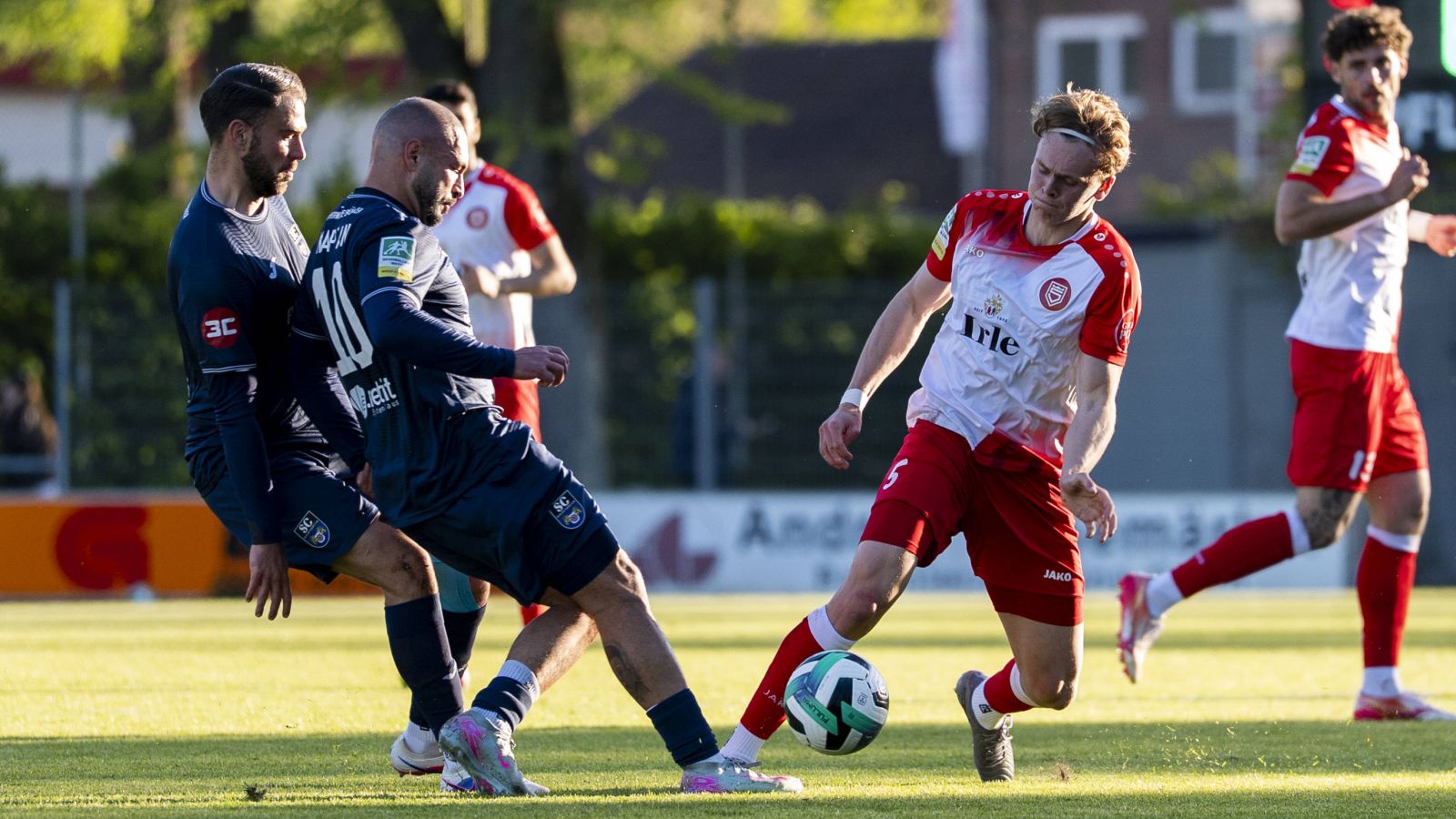 Wiedenbrücks Saban Kaptan (2.v.links) und Siegens Tom Gutsch lieferten sich packende Zweikämpfe.