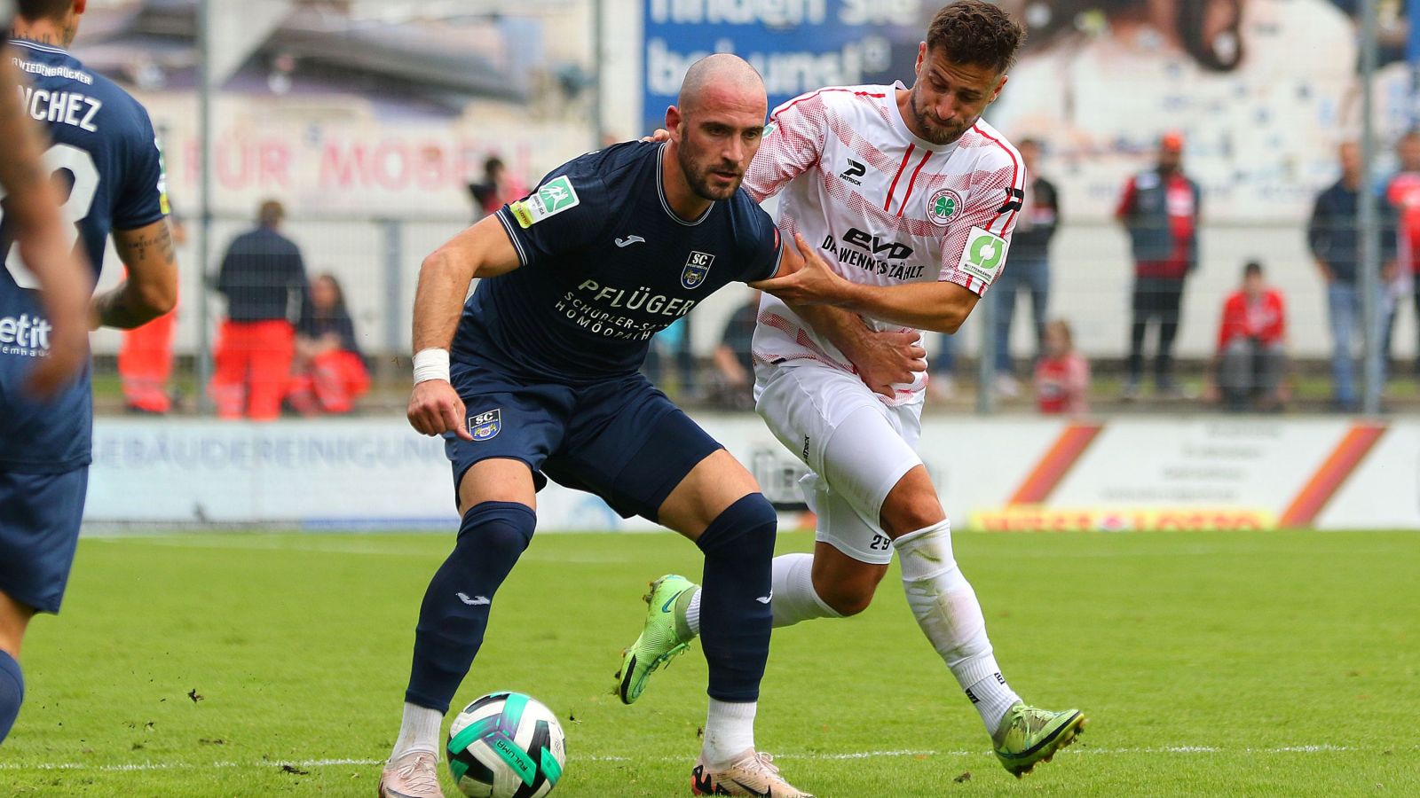 Rot-Weiß Oberhausens Abwehrspieler Michel Niemeyer (rechts) versucht, Wiedenbrücks Dimitrios Touratzidis vom Ball zu trennen.