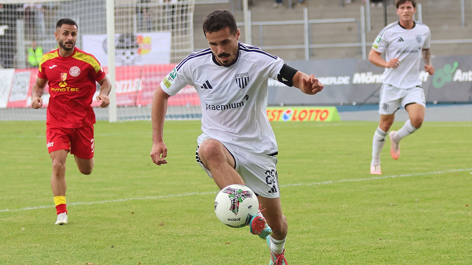Marvin Lorch (am Ball), Kapitän beim 1. FC Bocholt, kam mit seinem Team zu einem 1:1-Remis bei der SG Wattenscheid 09.