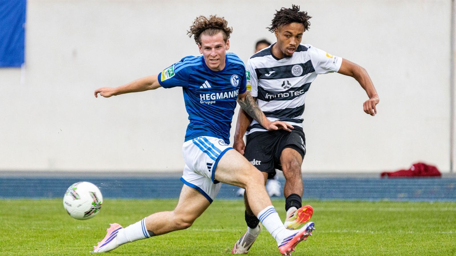 Packende Zweikämpfe lieferten sich die Spieler der SG Wattenscheid 09 und der Schalker U 23 beim Derby in der Lohrheide.