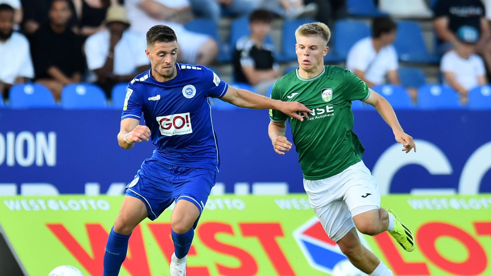 Philip Fontein von den Sportfreunde Lotte (links) im Zweikampf mit Erik Lanfer (FC Gütersloh).