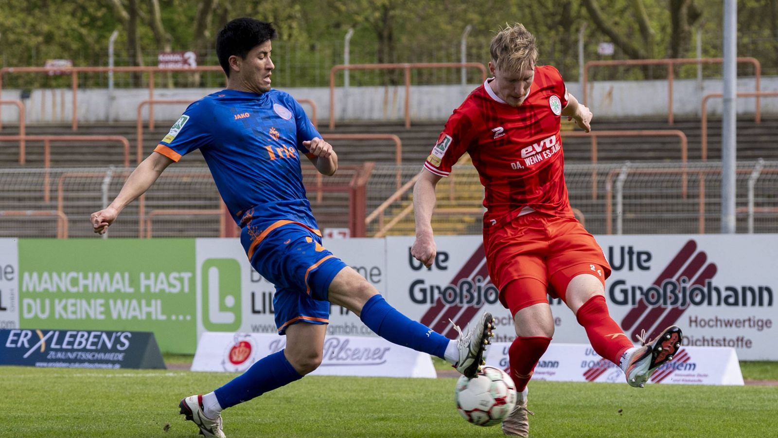 In der abgelaufenen Saison gewann Rot-Weiß Oberhausen - hier Simon Ludwig (rechts) - zweimal gegen die Sportfreunde Siegen.