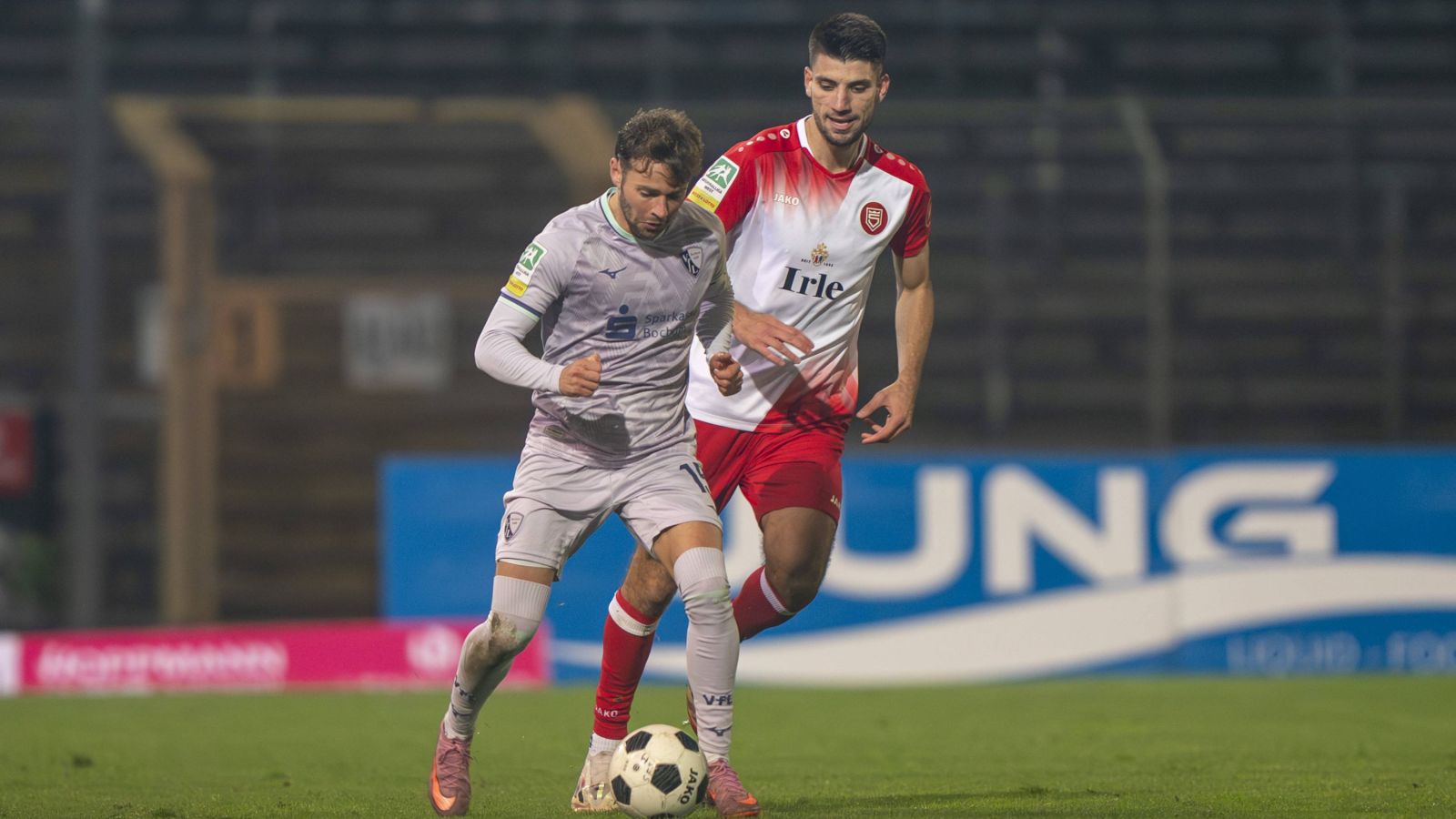 Nicolas Abdat (links) und die zweite Mannschaft des VfL Bochum streben gegen die Sportfreunde Siegen den fünften Dreier in Folge an.