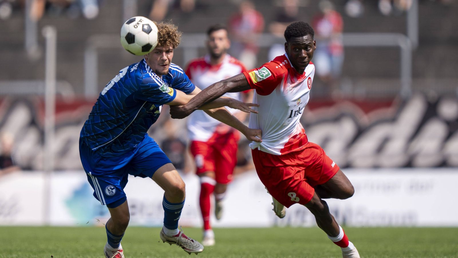 Beim 2:2 zwischen Aufsteiger Sportfreunde Siegen und der U 23 des FC Schalke 04 lieferten sich der Siegener Josue Santo (rechts) und der Schalker Mika Khadr packende Zweikämpfe.