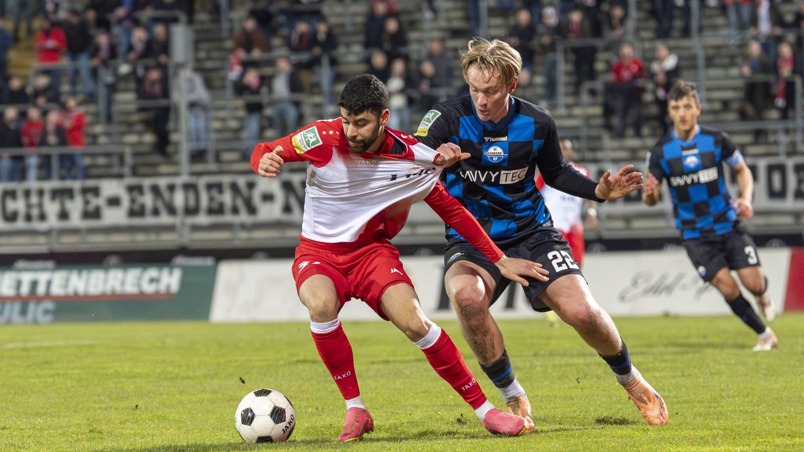 Intensive Zweikämpfe lieferten sich der Siegener Hamza Saghiri (links) und sein Paderborner Gegenspieler Luis Flörke.