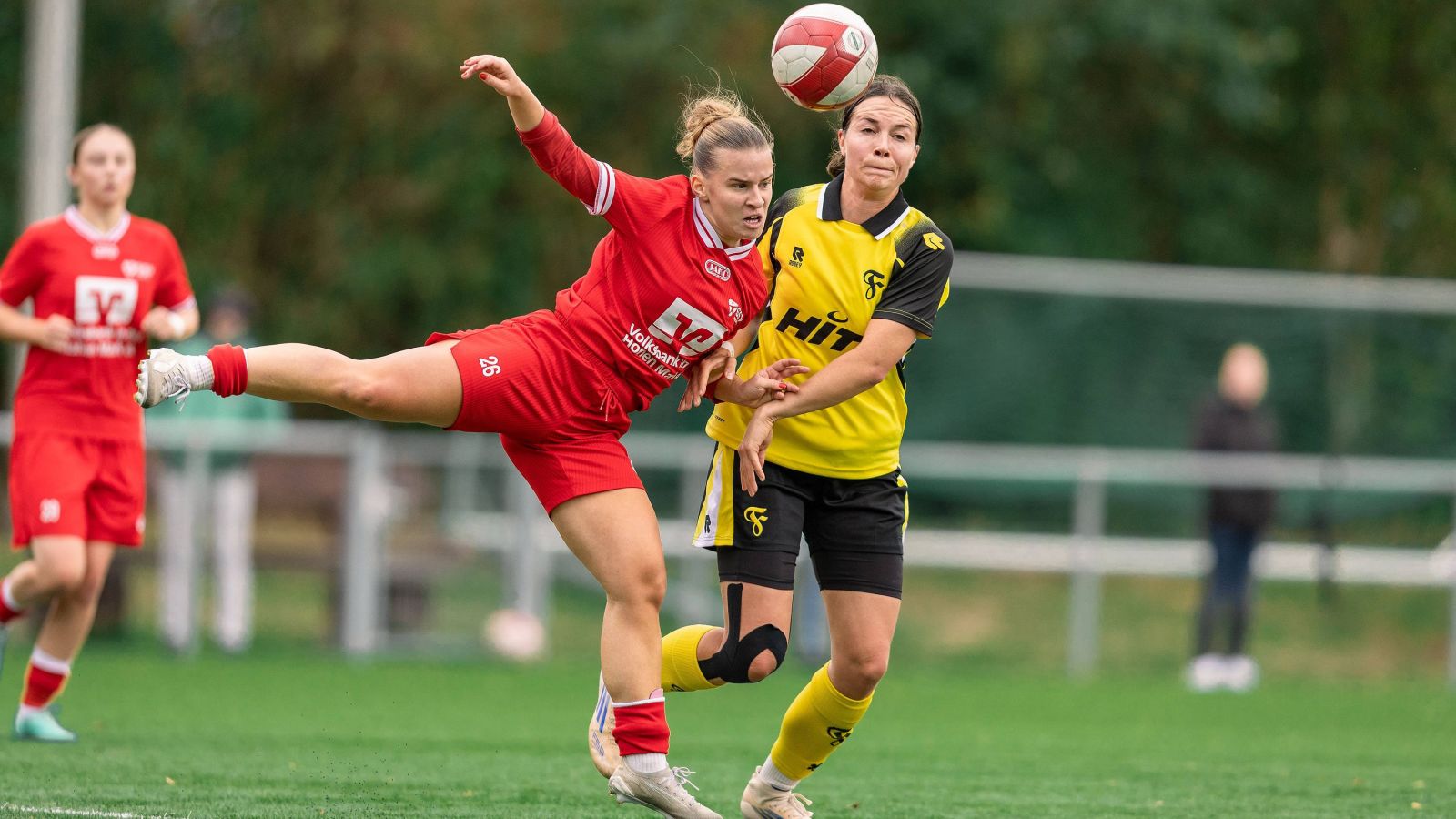 Packende Zweikämpfe lieferten sich Frauke Kaplon vom SSV Rhade und Meret Folten (rechts) von Fortuna Köln beim 1:1-Remis.