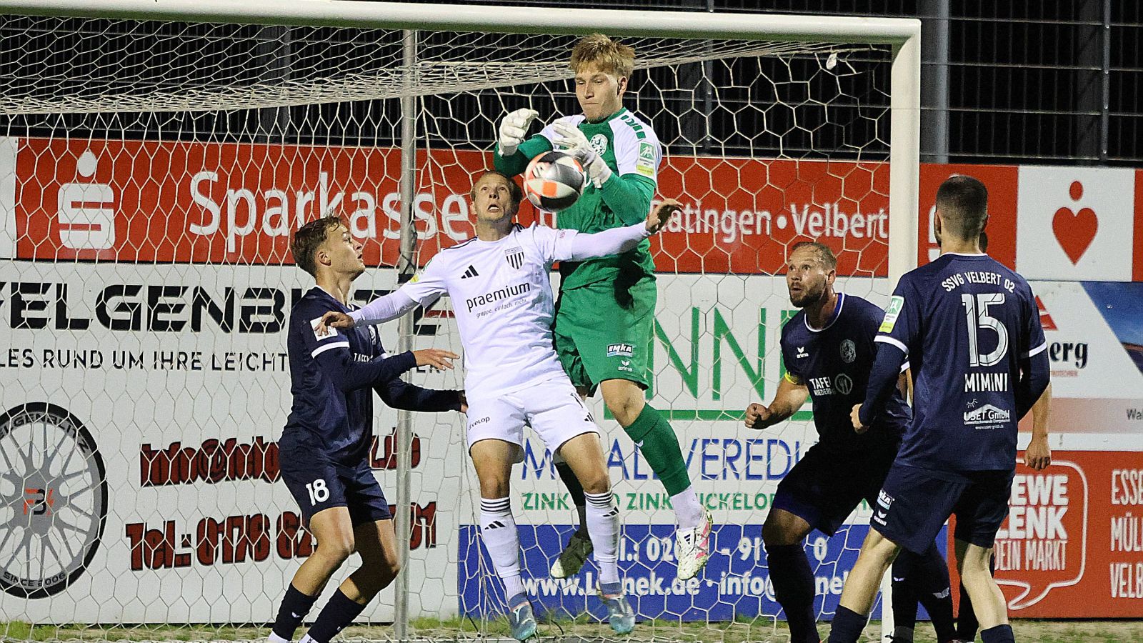 Velberts Torhüter Luis Plath fängt in dieser Szene den Ball im Luftzweikampf mit dem Bocholter Philipp Hanke ab.